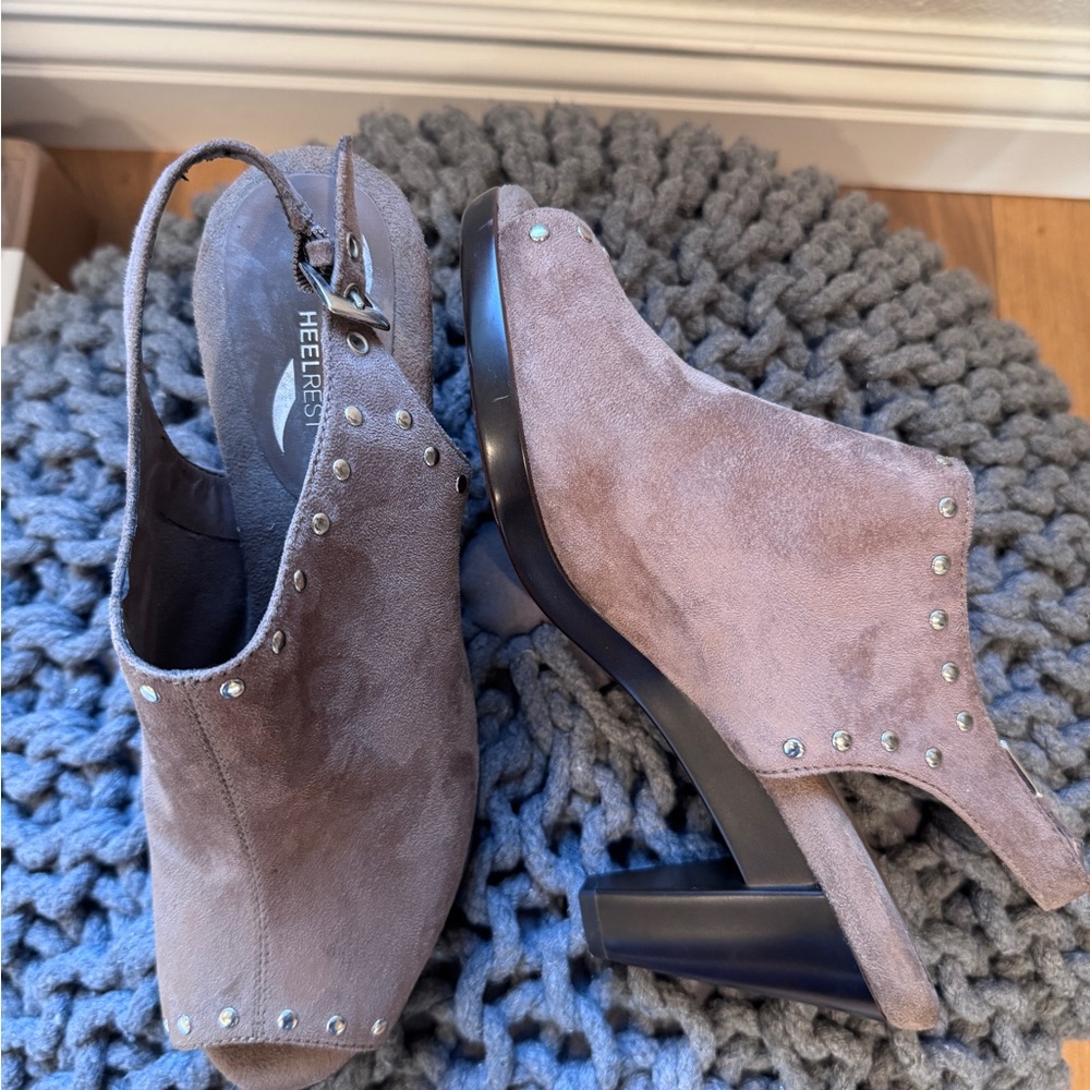AEROSOLES Women's Taupe Peep-Toe Heels